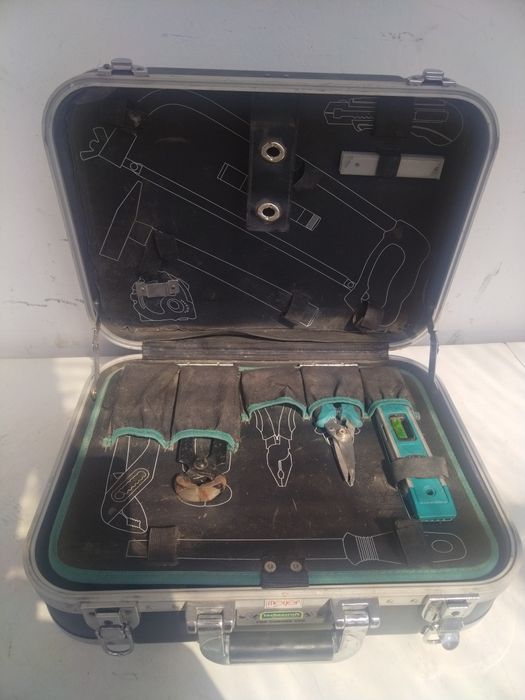 Куфар за Ел. инструменти Parrat /Wisent
Множество отделения!
Марки: