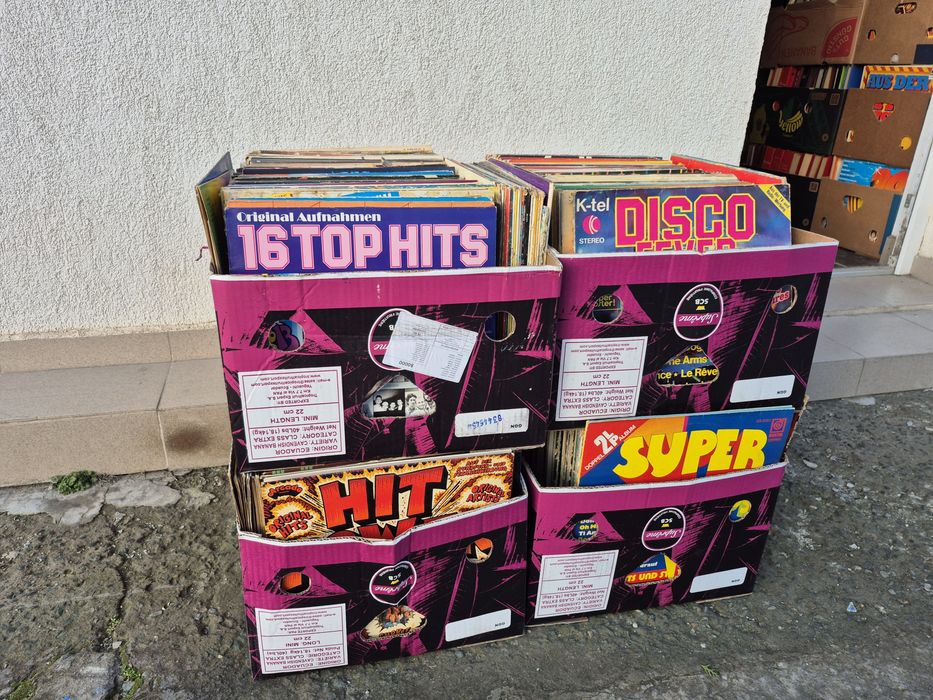 Vând Lot 300lp Discuri Vinil cu muzică usoara mixta straina 

Artiști: