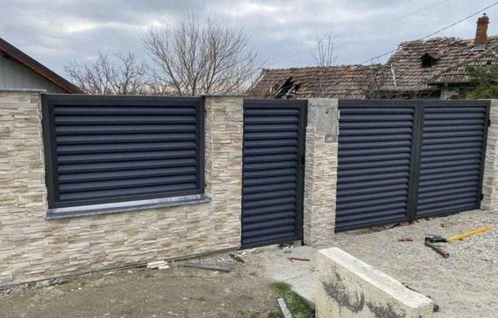 Construim la comanda dvs. garduri si porti din:
- panouri stil jaluzea