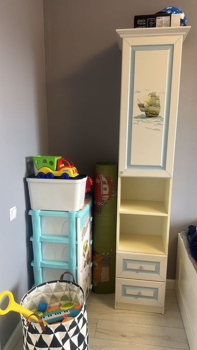 Стол и шкафчик, полка