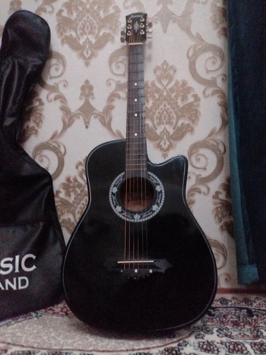 Gitara sotiladi narxi 1 mln qiziqqanla bo'lsa kelishamiz