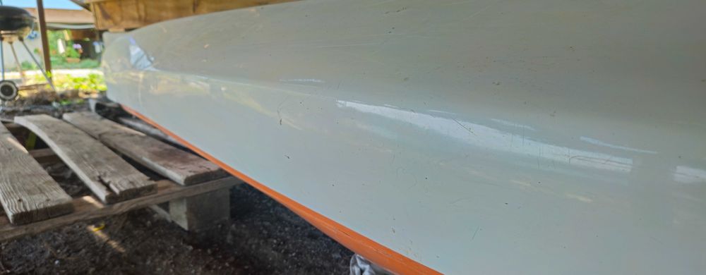 Продавам твърд каяк от Тутракан 5м. с рул - като нов