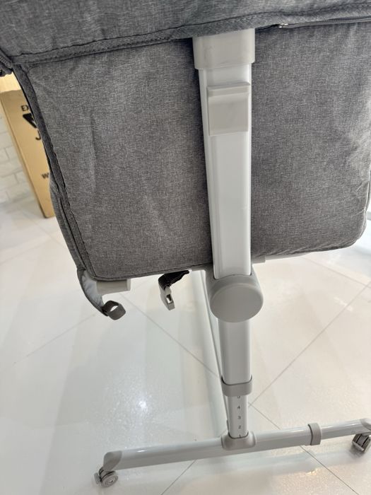 Сива бебешка мини кошара с падаща страна само за 100лв