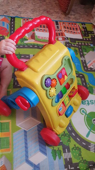 Детский столик, ходунки и стульчик для купания.