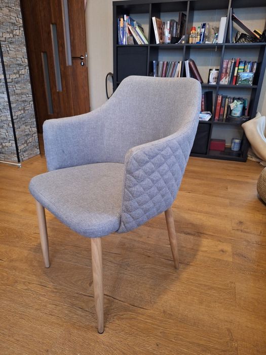 Продавам 2 кухненски стола в сив цвят. Цена 50 лв . за брой.