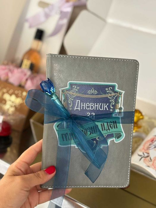 Уникален подарък за учител – дневник + писалка + лале
