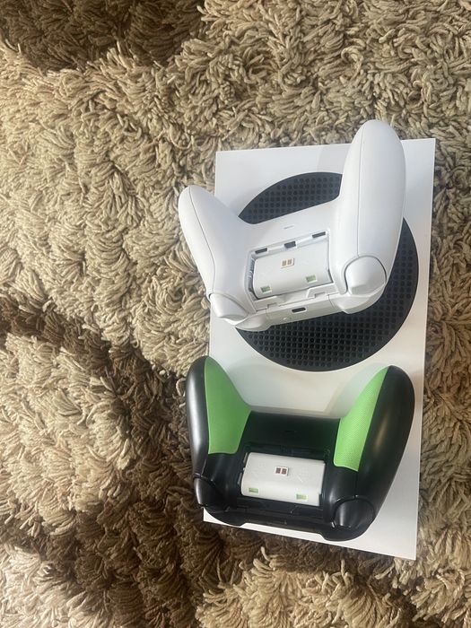 Vând xbox seria s de 1tb  cu 2 manete