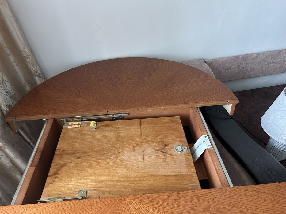 Продам стол обеденный