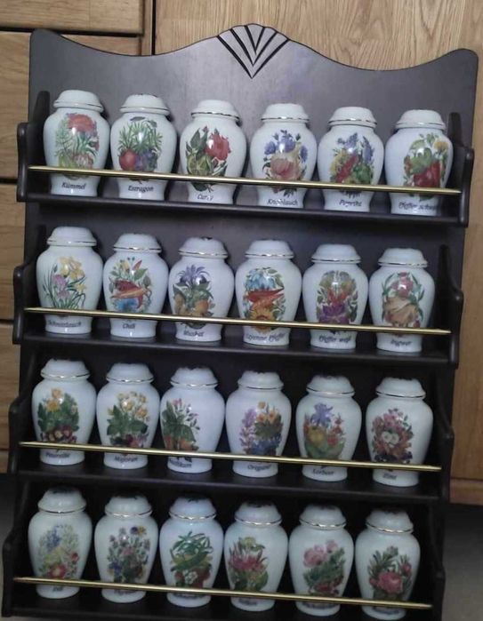 Пълен комплект  24 порцеланови съда за подправки с оригинална етажерка