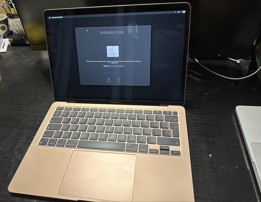 Macbook Air M1 Gold - Заключен с iCloud