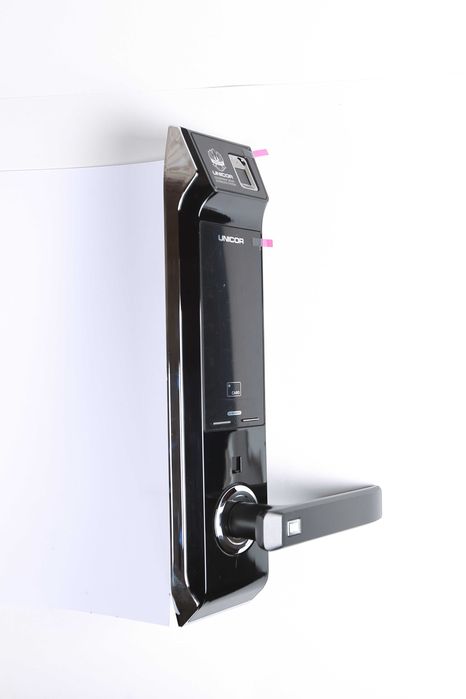 Замок с отпечатком паролем и ключ картой  надёжный, есть гарантия