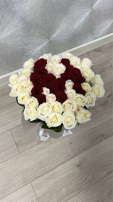 51 роза букет в коробке