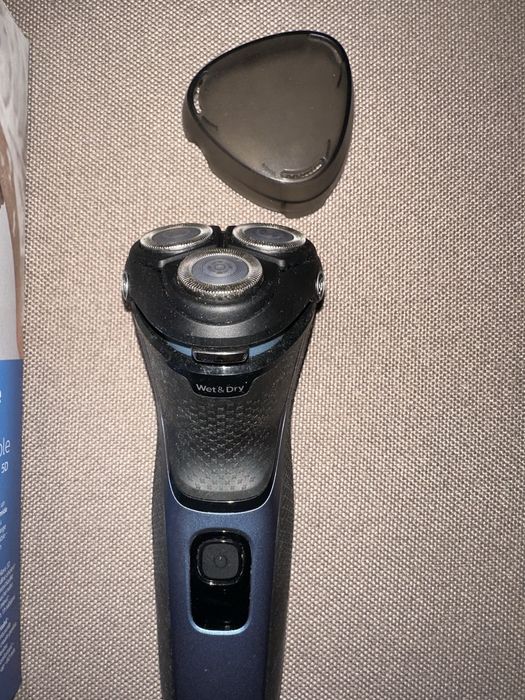 Vând aparat de ras Philips seria 3000