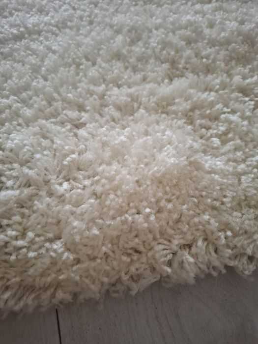 Рошави бели пътеки и килим