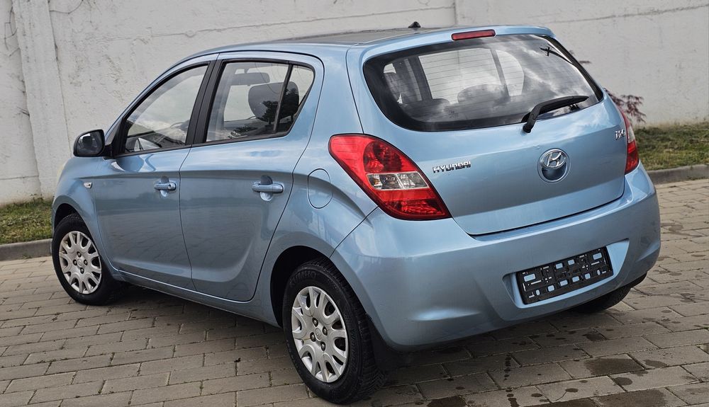 Hyundai i20  1.2 Benzină  An 2010  RATE DE LA 300 LEI