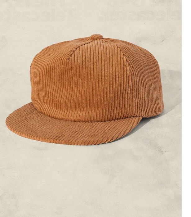 Шапка с козирка от рипсено кадифе