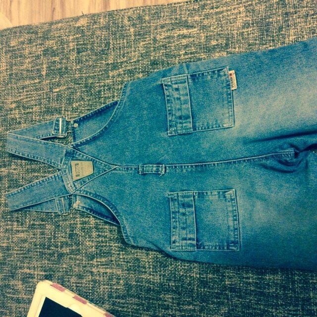 Продам джинсы (комбинезон,шорты)