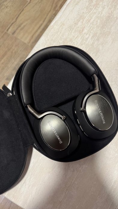 Bowers & Wilkins PX8