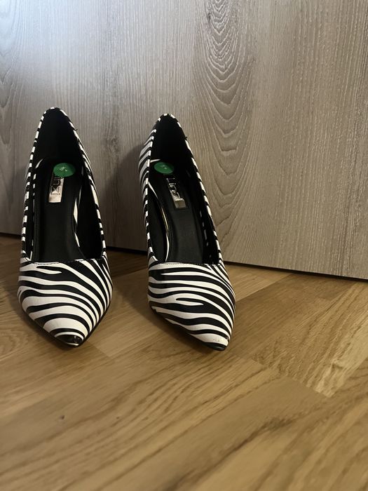 Обувки на ток - принт Зебра