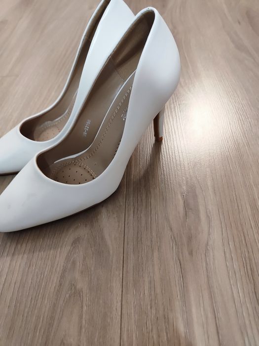 Бели обувки на ток