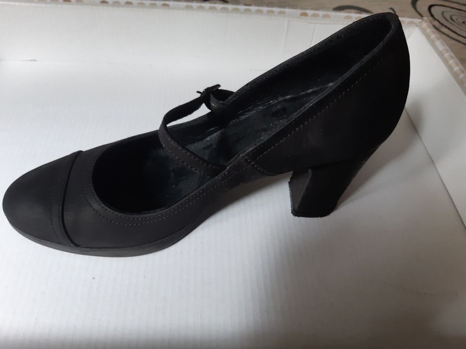 Pantofi dama, negri, măsura 35, lucrați artizanal.