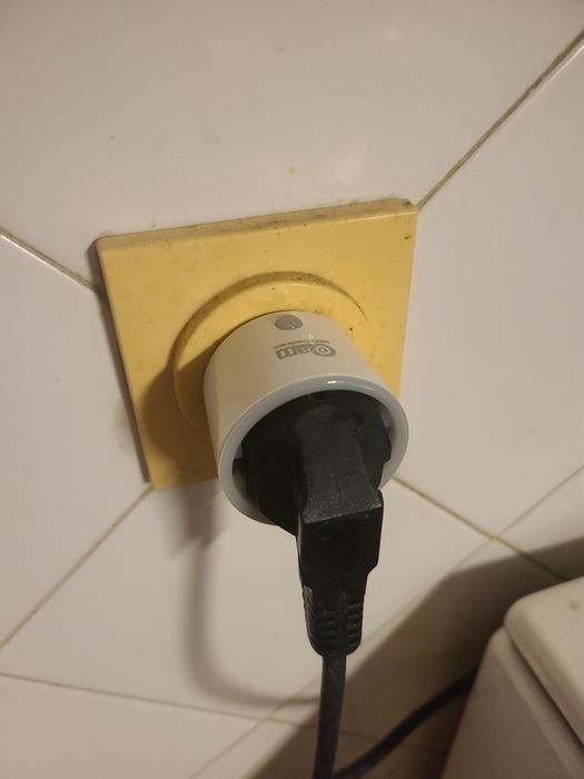 Най-компактния умен контакт Wifi smart контакт с електромер на пазара