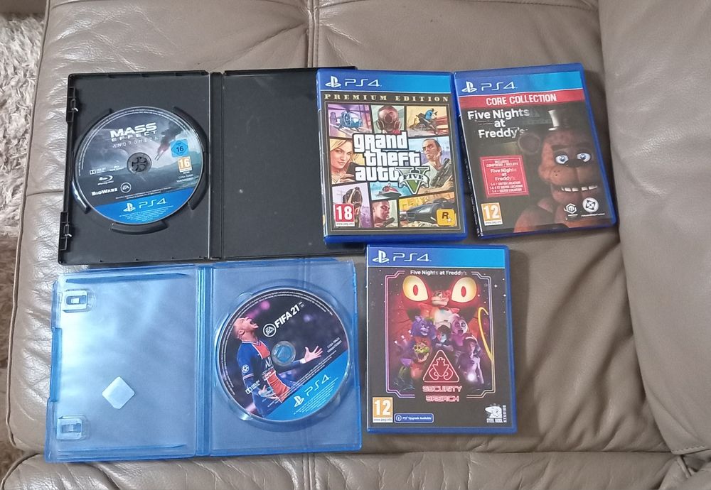 Vand sau schimb ps4 cu xbox series s Ps ul are o maneta si 5 jocuri.