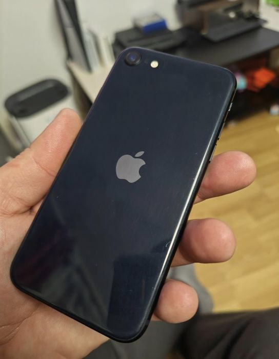 Vând sau Schimb 2 iPhone SE 3 și SE 2  64GB Citiți Anunțul