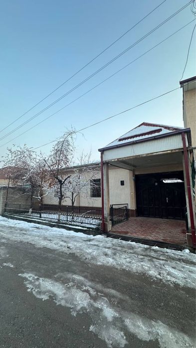 Сергели Хонабод Жакей 4 сотих 5 хона ховли яшаб турилган уй