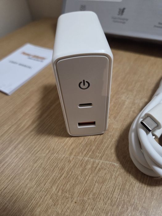 GaN 100W бързо зарядно устройство (модел HR-100WPD), произведено от Foshan Huaboyuan Electronics Co., Ltd. Технология: Използва галиев нитрид (GaN)