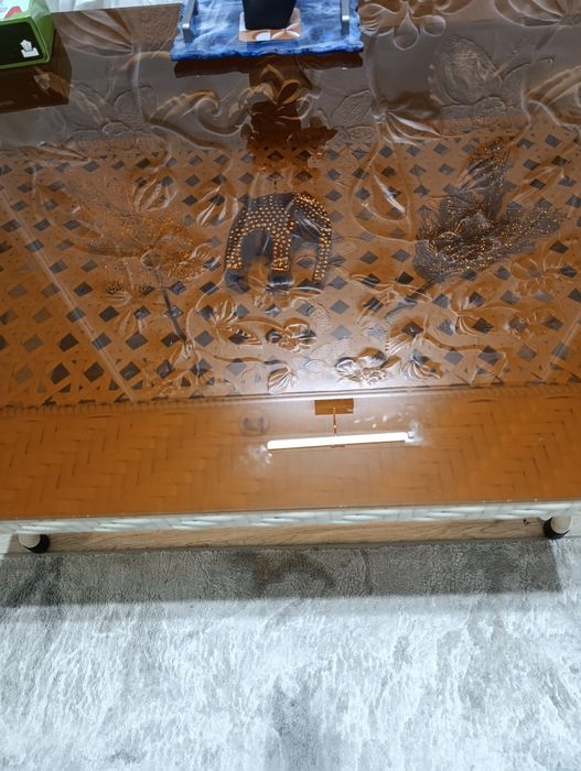 Продается новыи стол и одно кресло срочно!!!