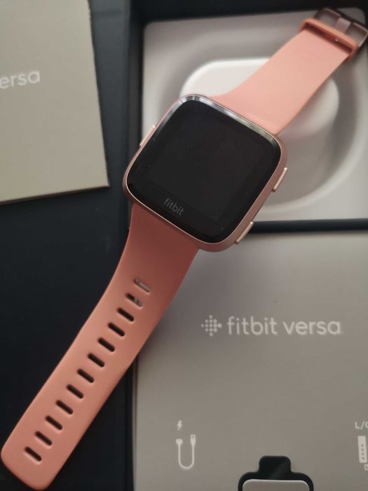 Fitbit Versa peach