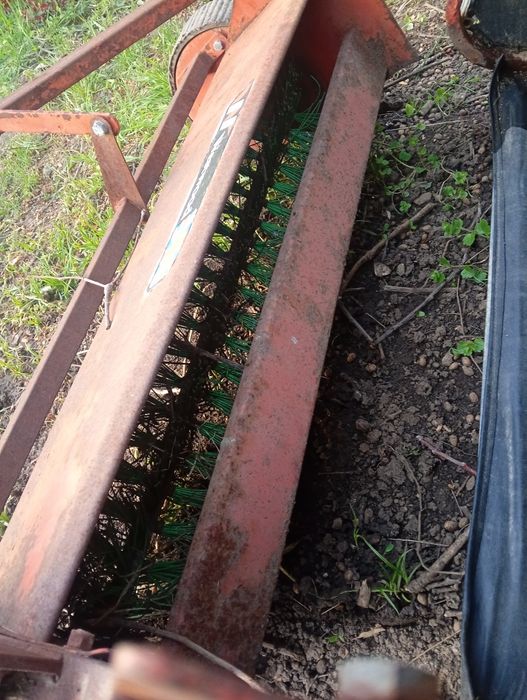Dispozitiv de colectare iarba pentru tractoras