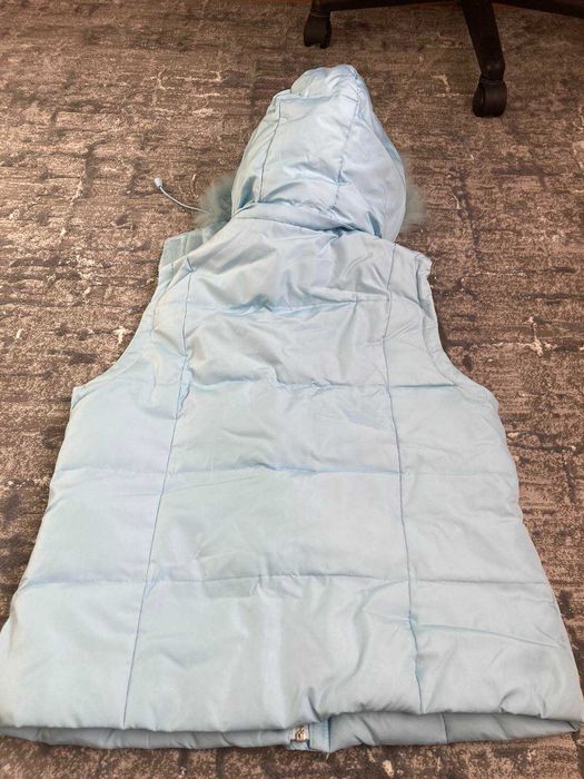 Светло син елек със сваляща се качулка