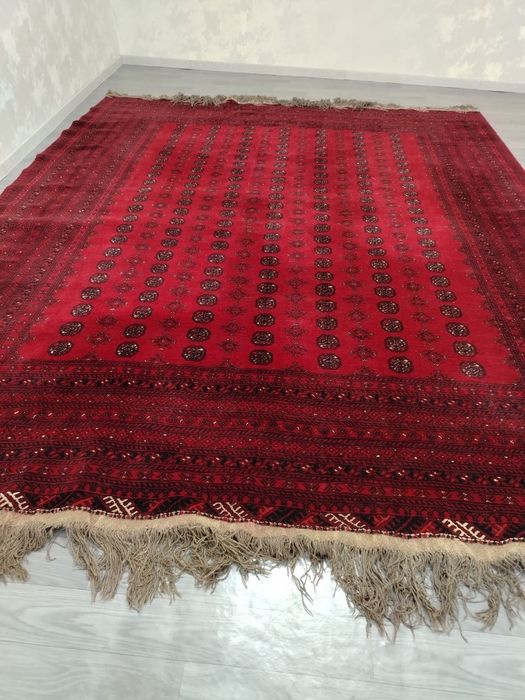 Srochna sotiladi qadimgi ipak gilam