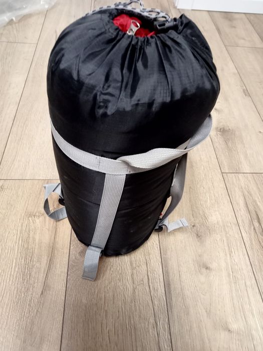 Vând saci de dormit, noi.