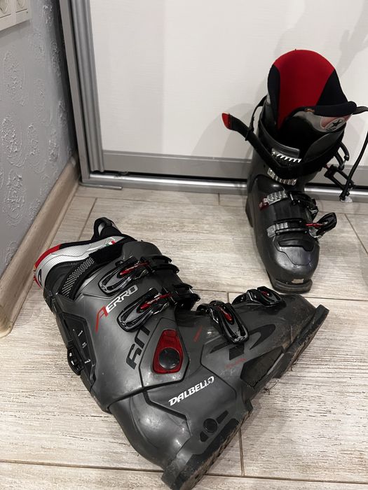 Продается комплект лыж с ботинками
