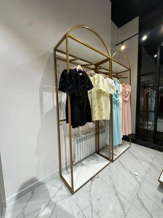 Стеллаж для магазина с вешалками