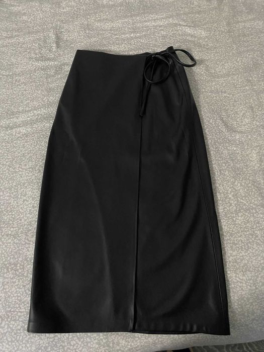 Fusta midi din piele Stradivarius