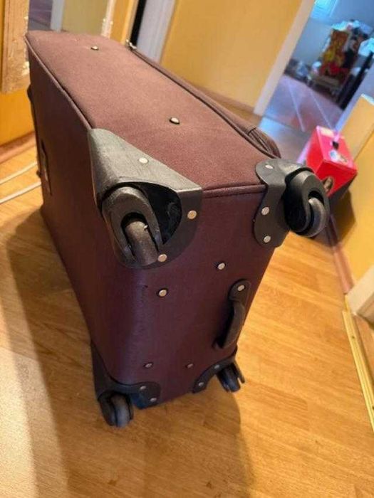 Valiza  foarte buna cu 4 roti 66x45x26cm