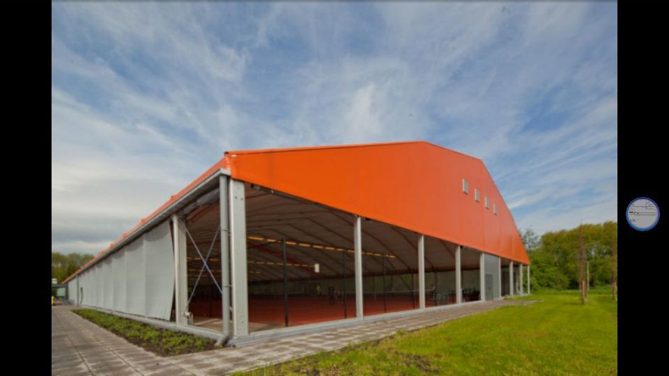 Ангар для футбола или тенниса.