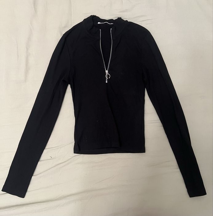 Черная облегающая кофта с длинным рукавом и молнией