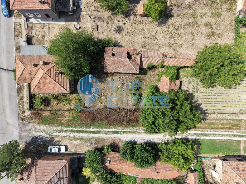 Двуетажна тухлена къща в село Драгомирово