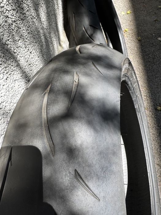 Продавам мото гуми Dunlop d212 gp racer