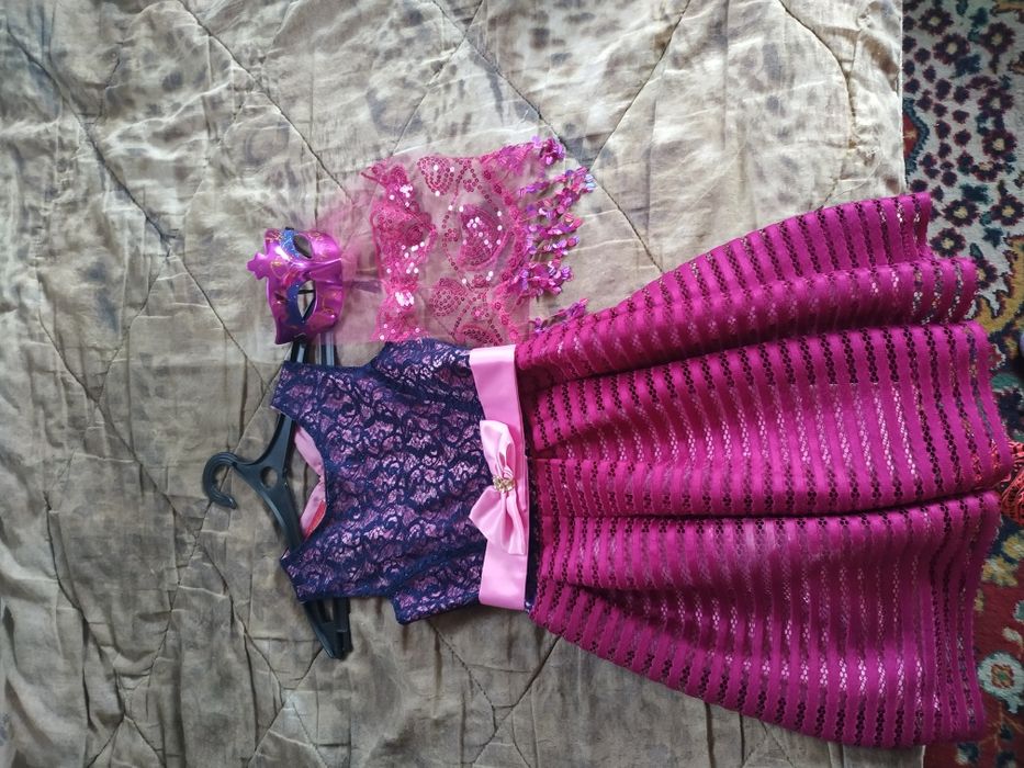 Продам 2 платья за 8000 оба