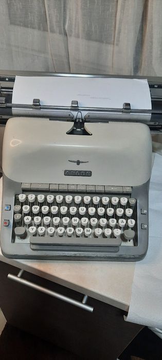 Mașină de scris  profesională Adler Universal 1961