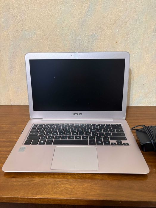 Лаптоп с зарядно "Asus"