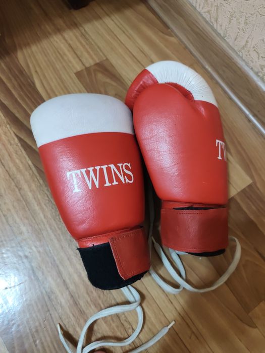 Боксерские перчатки Twins