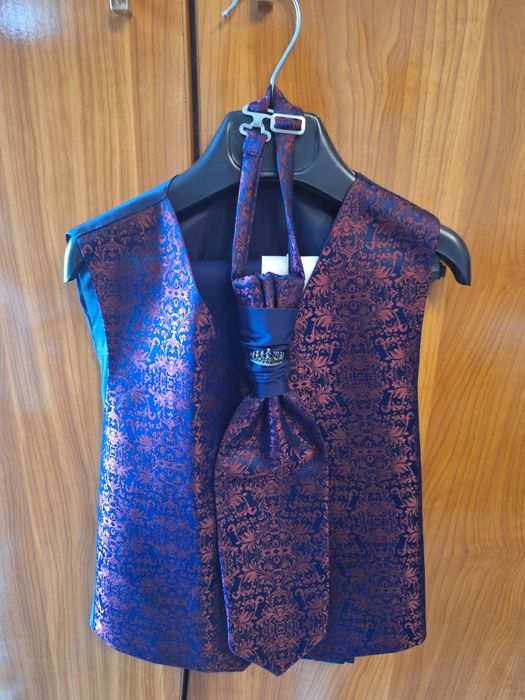 Titlu: Costum elegant băieți (sacou + vestă + pantaloni) – ocazii speciale

Preț: (completează prețul)

Descriere:
Vând costum elegant pentru băieți,