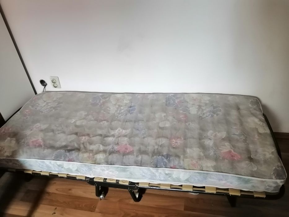 Vând pat pliant cu saltea
